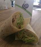 Wrap Caesersalade (wrap, ijsbergsla, rode ui, kip en hommade caesardressing)